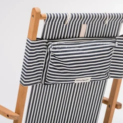 Chaise de plage pliante en toile à rayures bleu marine Lauren's Stripe The Tommy Chair - Business & Pleasure