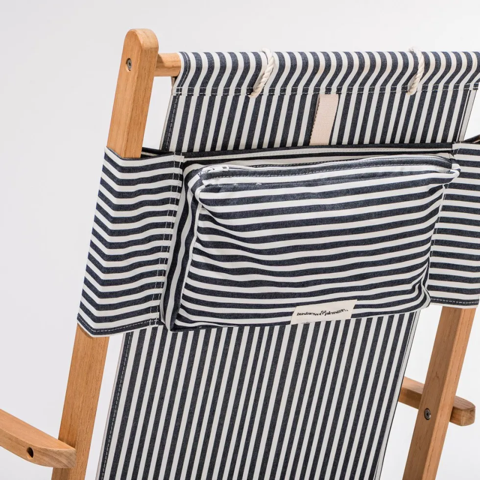 Chaise de plage pliante en toile à rayures bleu marine Lauren's Stripe The Tommy Chair - Business & Pleasure