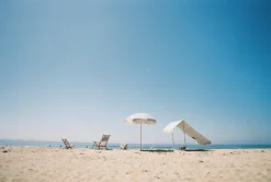 Chaise de plage pliante en toile à rayures bleu marine Lauren's Stripe The Tommy Chair - Business & Pleasure