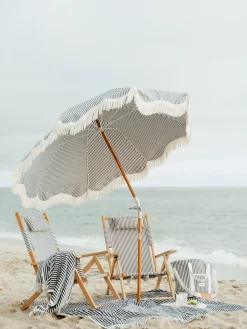 Chaise de plage pliante en toile à rayures bleu marine Lauren's Stripe The Tommy Chair - Business & Pleasure