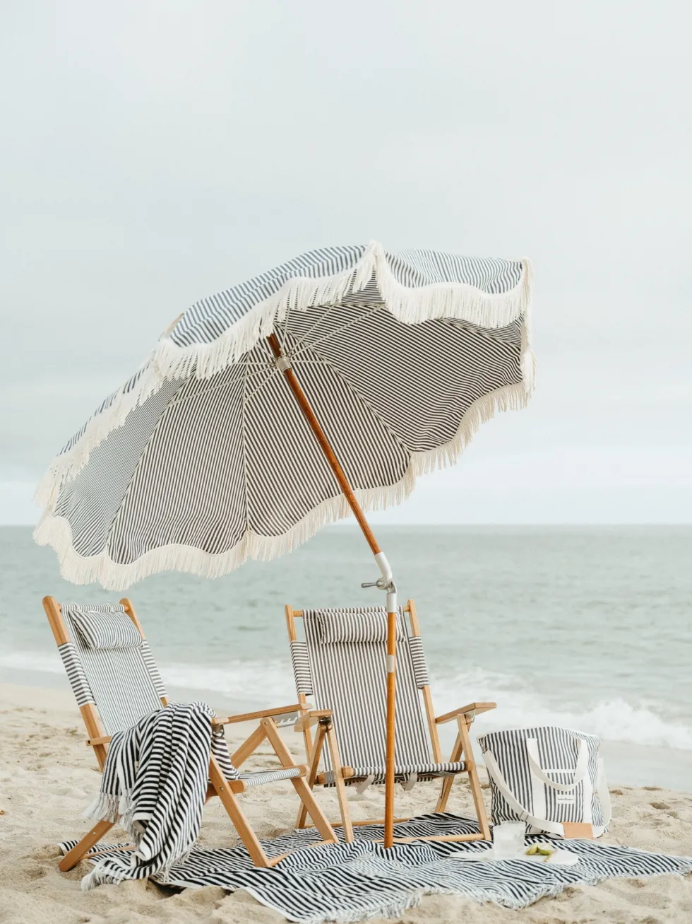 Chaise de plage pliante en toile à rayures bleu marine Lauren's Stripe The Tommy Chair - Business & Pleasure