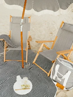 Chaise de plage pliante en toile à rayures bleu marine Lauren's Stripe The Tommy Chair - Business & Pleasure