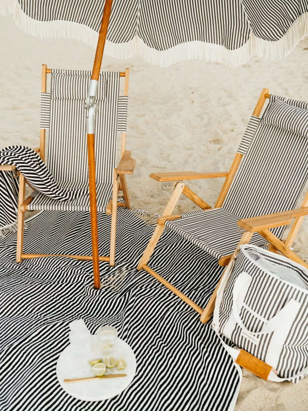 Chaise de plage pliante en toile à rayures bleu marine Lauren's Stripe The Tommy Chair - Business & Pleasure
