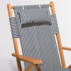 Chaise de plage pliante en toile à rayures bleu marine Lauren's Stripe The Tommy Chair - Business & Pleasure