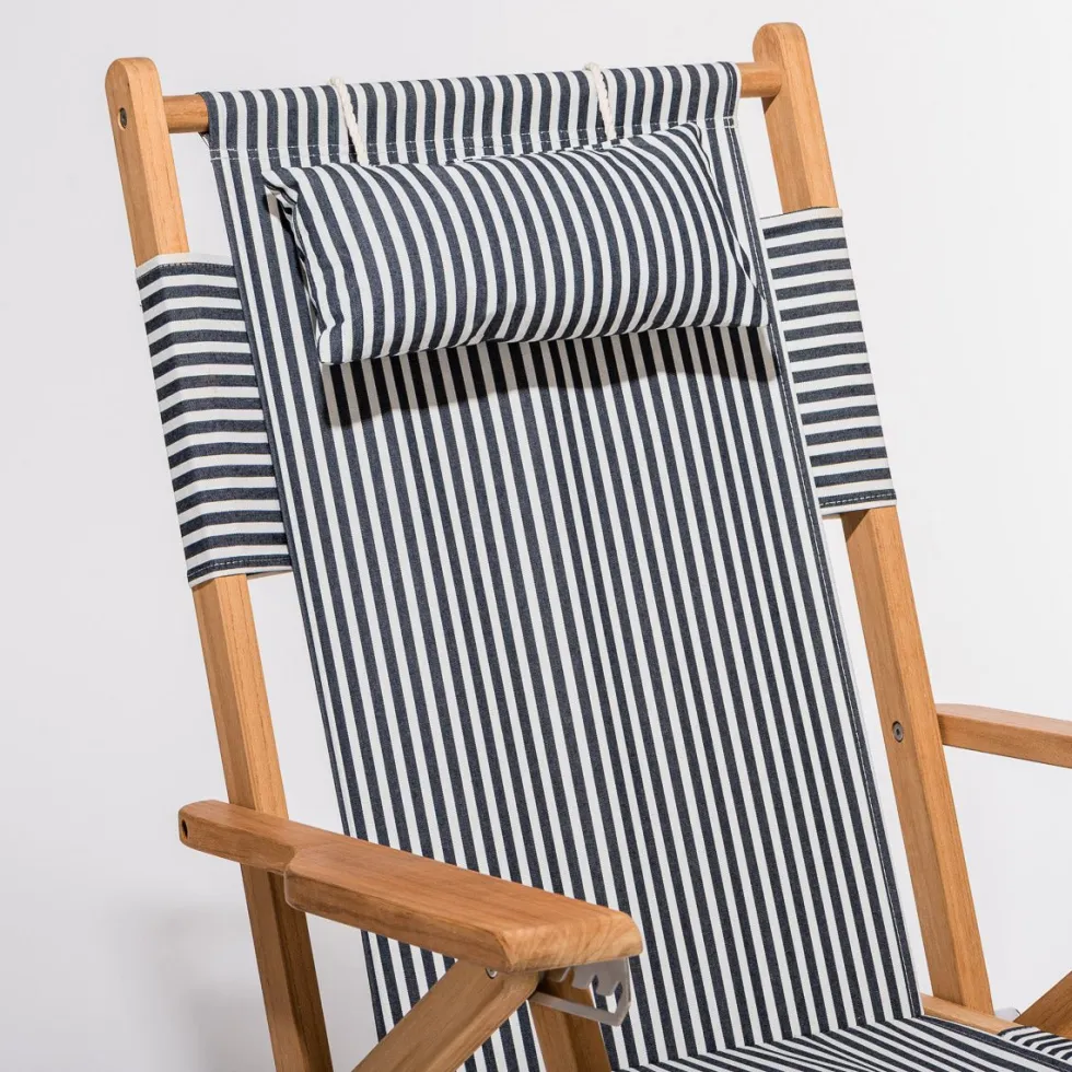 Chaise de plage pliante en toile à rayures bleu marine Lauren's Stripe The Tommy Chair - Business & Pleasure