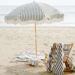 Chaise de plage pliante en toile à rayures noires Monaco The Tommy Chair - Business & Pleasure