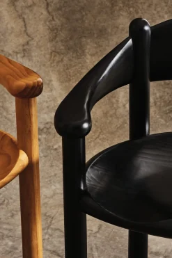 Chaise de salle à manger avec accoudoirs en pin noir Daumiller - Gubi