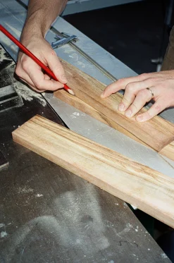 Chaise de salle à manger d'extérieur en teck C-Chair - Gubi