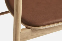 Chaise de salle à manger en chêne naturel huilé avec siège en cuir cognac 47x78cm Soma - Woud