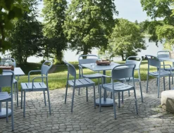 Chaise d'extérieur avec accoudoirs en acier bleu ciel Linear - Muuto