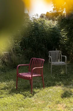 Chaise d'extérieur avec accoudoirs en plastique rouge Cala - The Cool Republic