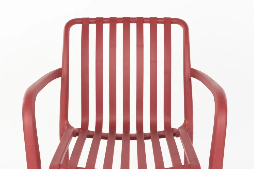 Chaise d'extérieur avec accoudoirs en plastique rouge Cala - The Cool Republic