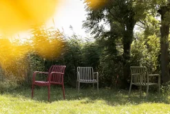 Chaise d'extérieur avec accoudoirs en plastique rouge Cala - The Cool Republic