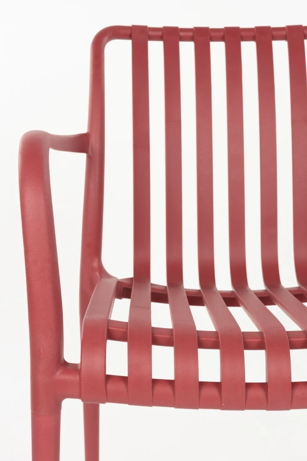 Chaise d'extérieur avec accoudoirs en plastique rouge Cala - The Cool Republic