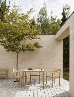 Chaise d'extérieur avec accoudoirs en teck non traité 81cm AH502 - Carl Hansen & Søn