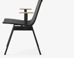 Chaise d'extérieur en acier et teck noir chaud Ville AV34 - &Tradition