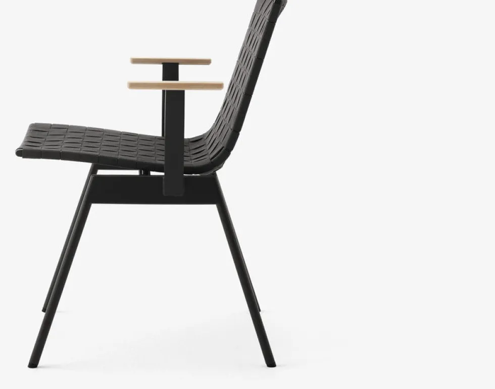 Chaise d'extérieur en acier et teck noir chaud Ville AV34 - &Tradition