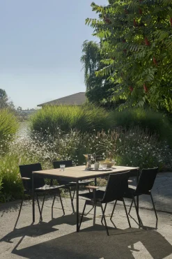 Chaise d'extérieur en acier et teck noir chaud Ville AV34 - &Tradition