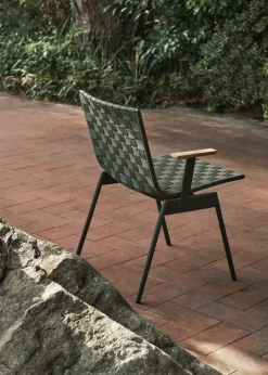 Chaise d'extérieur en acier et teck noir chaud Ville AV34 - &Tradition