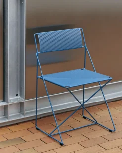 Chaise en acier avec revêtement en poudre bleu 50x45x77cm X-line - Hay