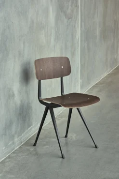 Chaise en acier noir et bois de chêne fumé Result - HAY