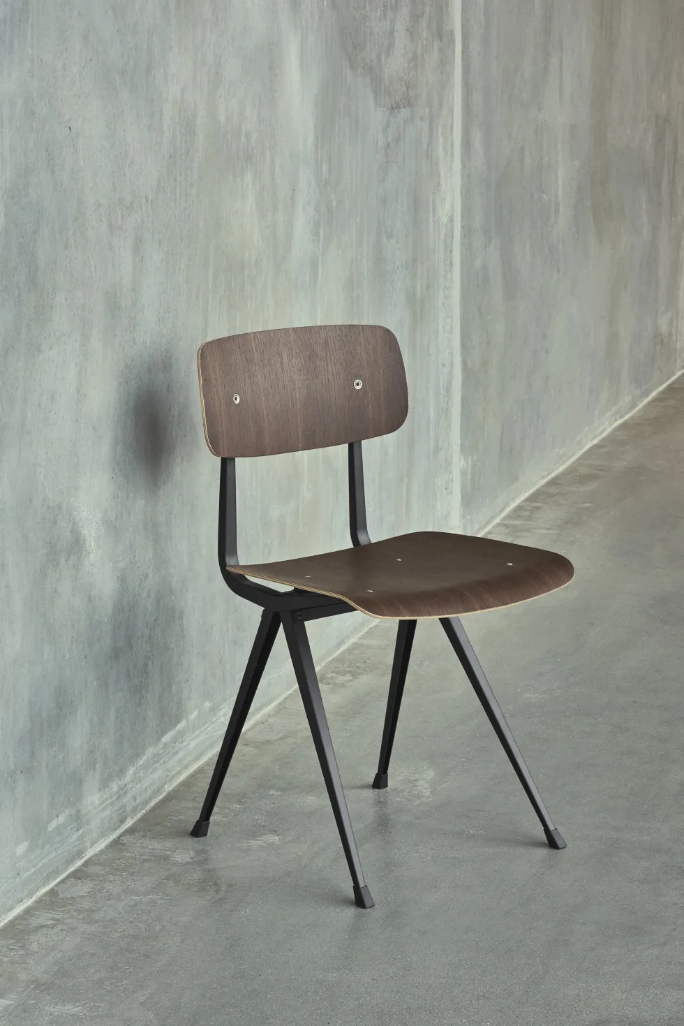 Chaise en acier noir et bois de chêne fumé Result - HAY