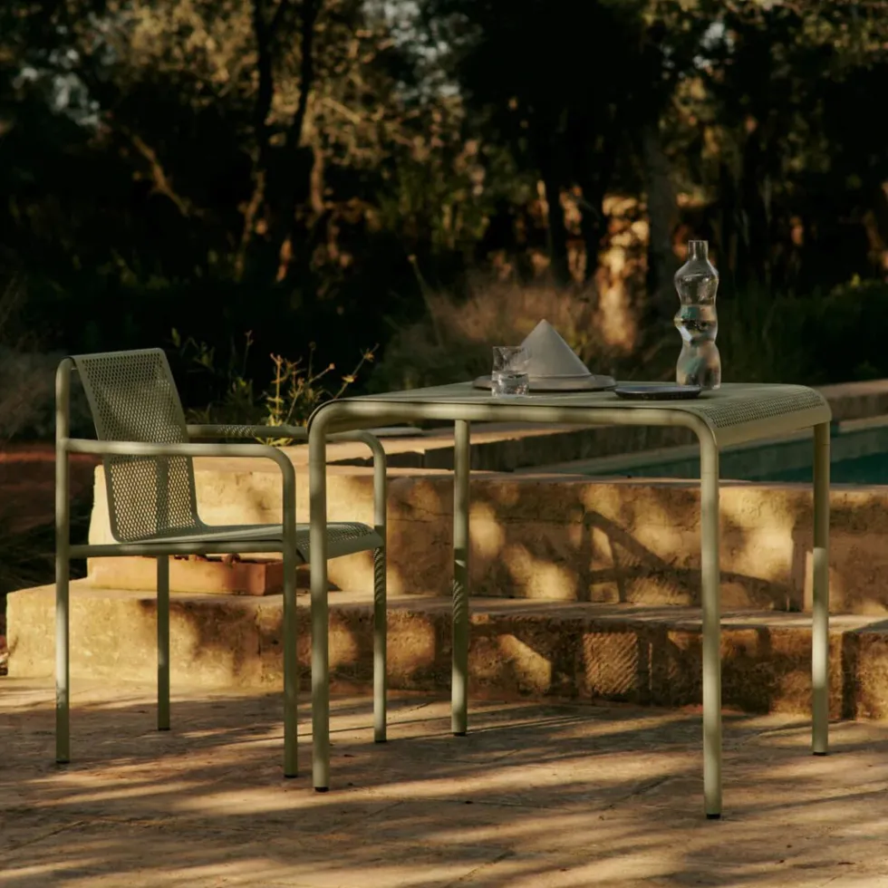 Chaise en acier vert pâle avec accoudoirs 80x60cm Dapple - Ferm living