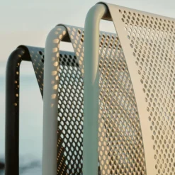 Chaise en acier vert pâle avec accoudoirs 80x60cm Dapple - Ferm living