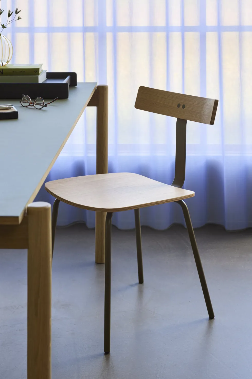 Chaise en bois de chêne et fer vert Hock - Hübsch