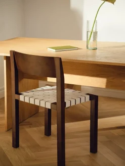 Chaise en bois de hêtre massif brun cacao et sangles naturelles en coton Toli - noo.ma