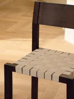 Chaise en bois de hêtre massif brun cacao et sangles naturelles en coton Toli - noo.ma