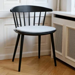 Chaise en bois de hêtre noir laqué J 104 - HAY
