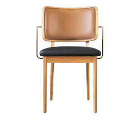 Chaise en chêne avec accoudoirs en cuir tabac et noir Tapissier - RED Edition