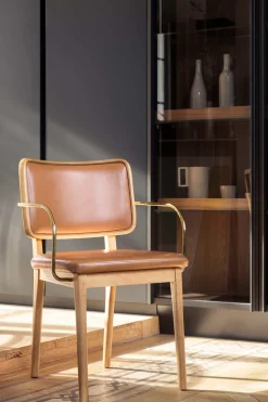 Chaise en chêne avec accoudoirs en cuir tabac Tapissier - RED Edition