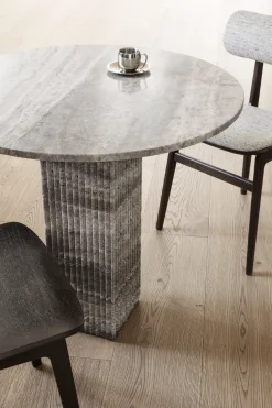 Chaise en chêne fumé clair et assise en cuir Totem - Norr11