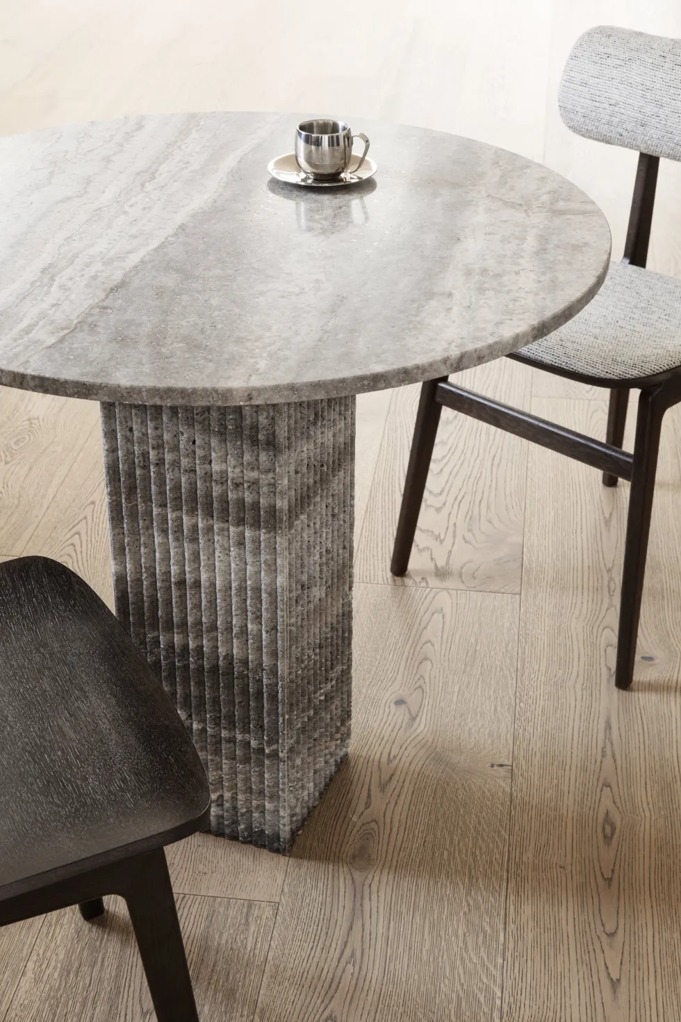 Chaise en chêne fumé clair et assise en cuir Totem - Norr11
