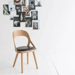 Chaise en chêne huilé et coussin en cuir reconstitué noir Colibri - Hans k