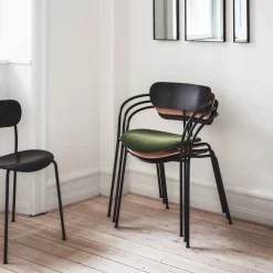Chaise en chêne laqué noir avec accoudoirs AV2 Pavilion - &tradition