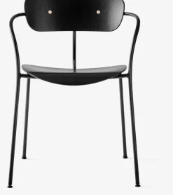 Chaise en chêne laqué noir avec accoudoirs AV2 Pavilion - &tradition