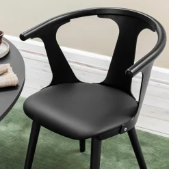 Chaise en chêne laqué noir et cuir noir SK2 In Between - &tradition