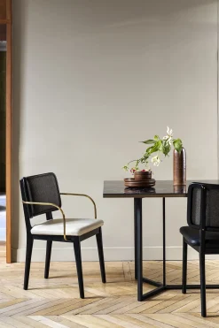 Chaise en chêne teinté noir avec accoudoirs tissu caviar et cuir vanille Tapissier - RED Edition
