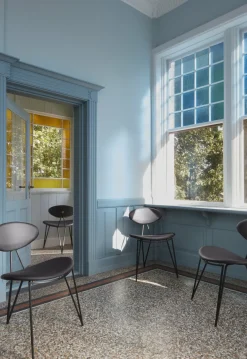 Chaise en cuir et piètement en acier noir Semper - AYTM