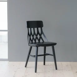 Chaise en frêne noir Y5 - Hans K