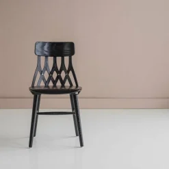 Chaise en frêne noir Y5 - Hans K
