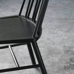 Chaise en frêne noir ZigZag - Hans K