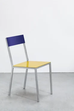 Chaise en métal jaune et bleu 52x39x80cm - valerie_objects