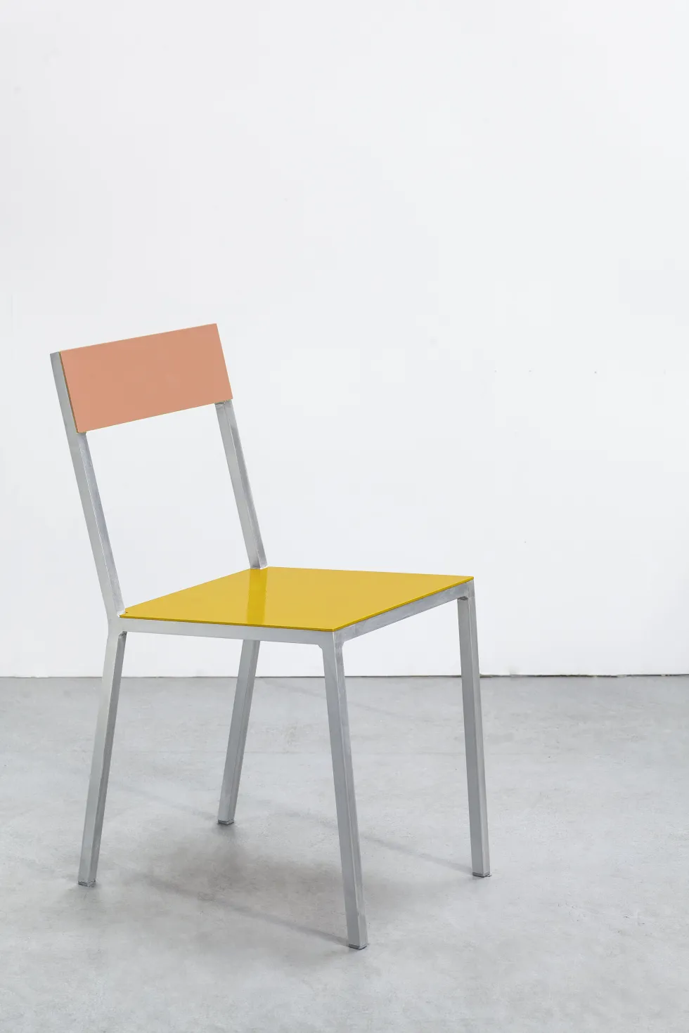 Chaise en métal jaune et rose 52x39x80cm - valerie_objects