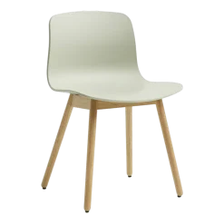 Chaise en plastique recyclé vert pastel et pieds en chêne AAC 12 2.0 - HAY