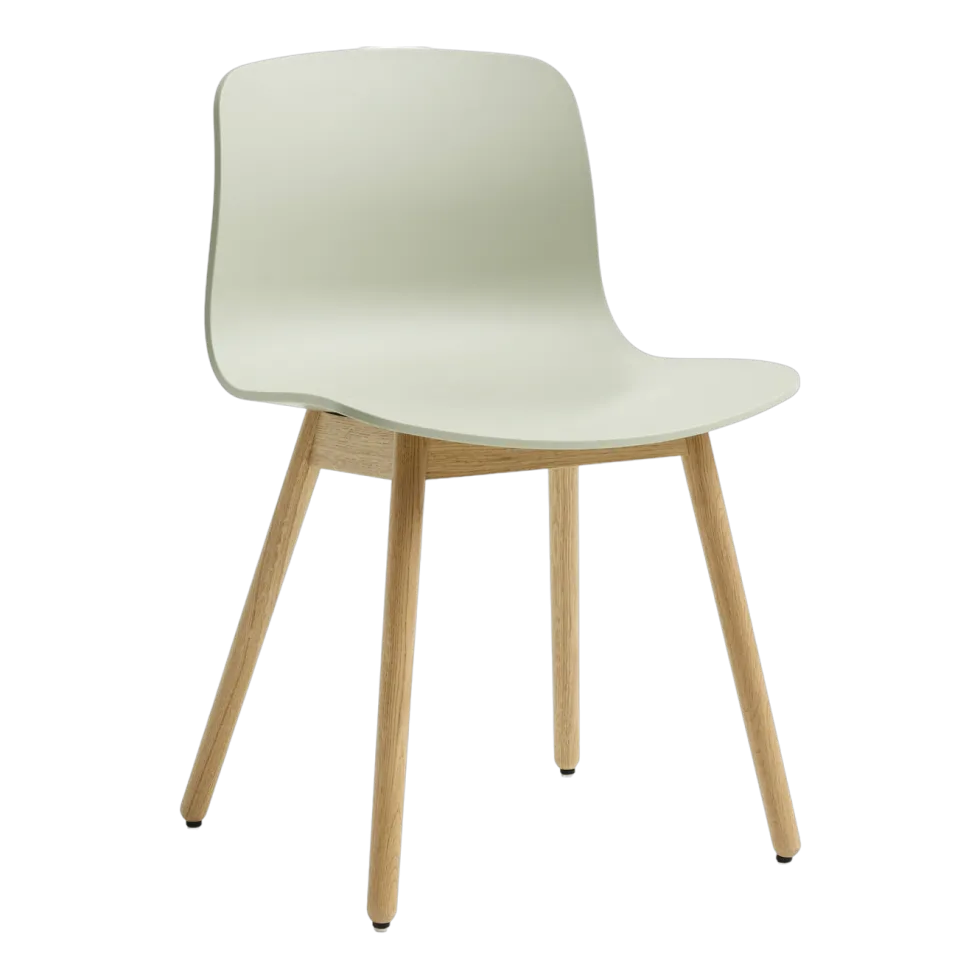Chaise en plastique recyclé vert pastel et pieds en chêne AAC 12 2.0 - HAY
