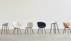Chaise en plastique recyclé vert pastel et pieds en chêne AAC 12 2.0 - HAY